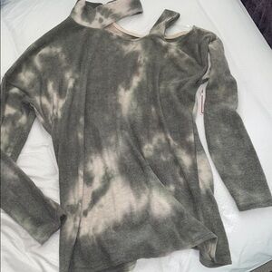 Small green Tie-dyed cold shoulder Sweater top
